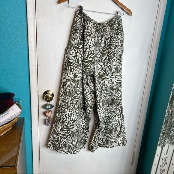 Tahari linen blend Wide Leg Beachy Coastal Pants with a green and white print - Picture 6 of 10